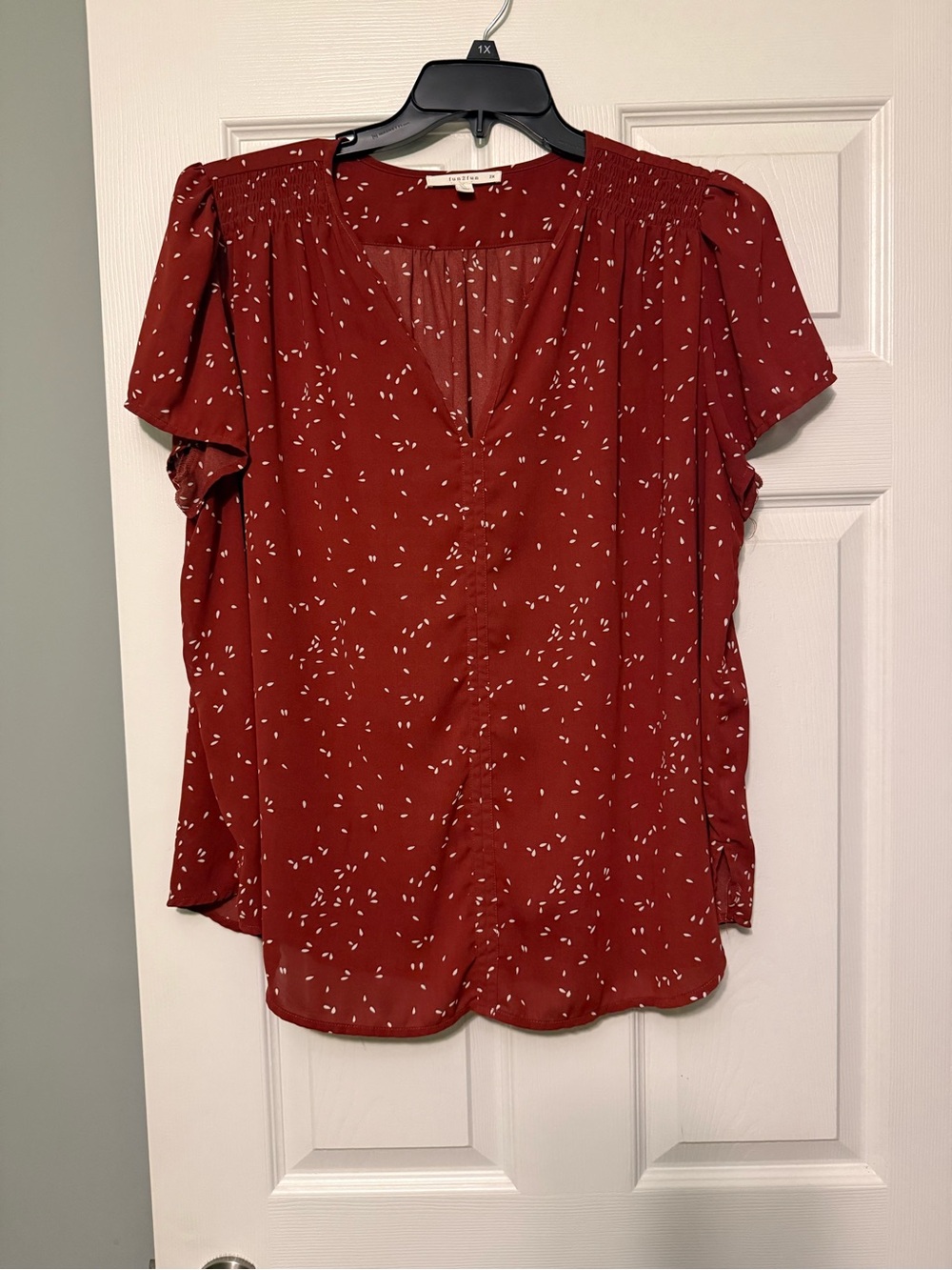 Universal Thread Rust Red Short-Sleeve V-Neck Blouse with White Speckle